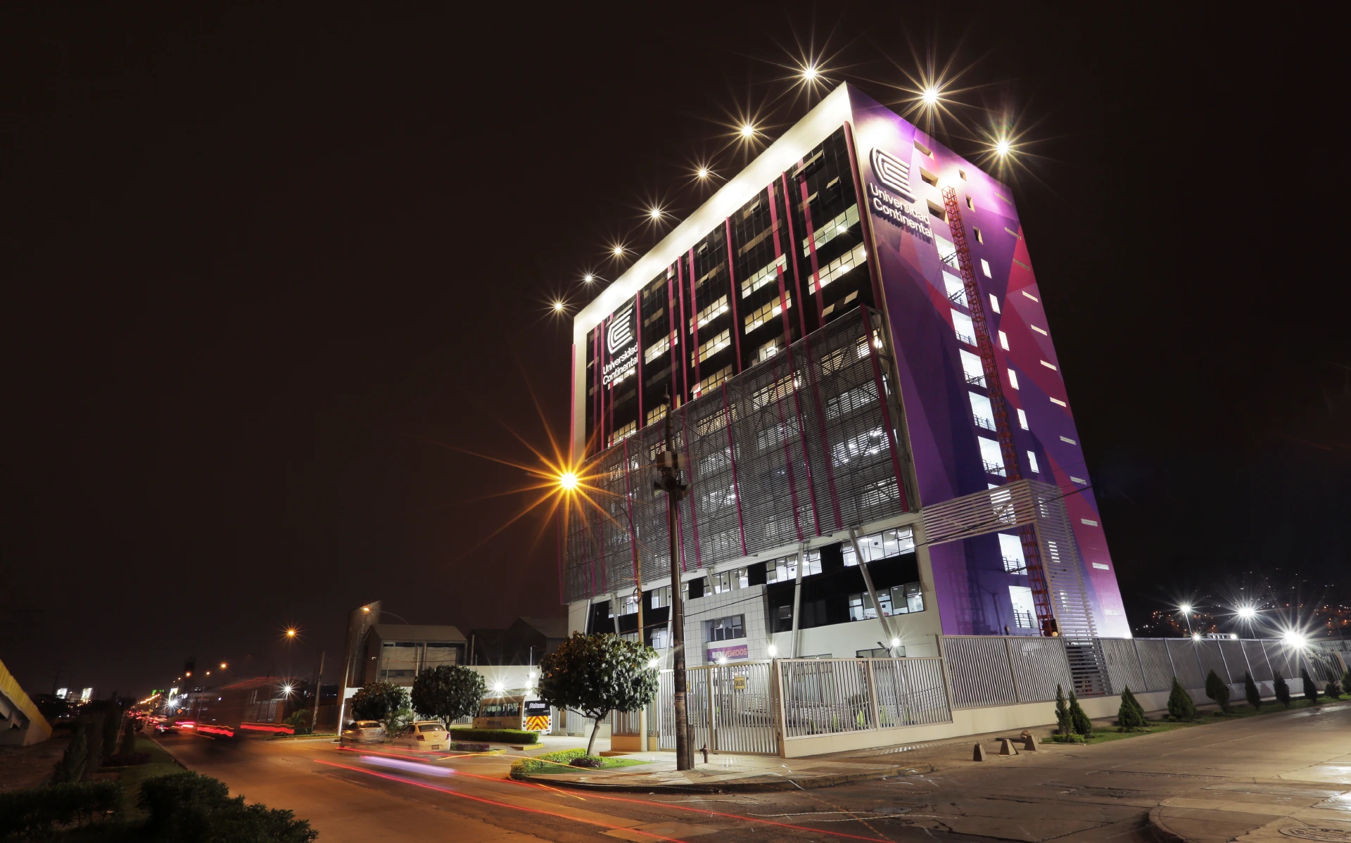 Imagen de adolescentes en colegio