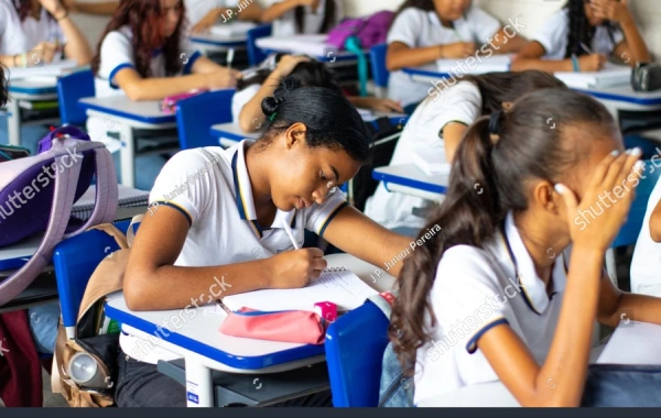 Imagen de adolescentes en colegio